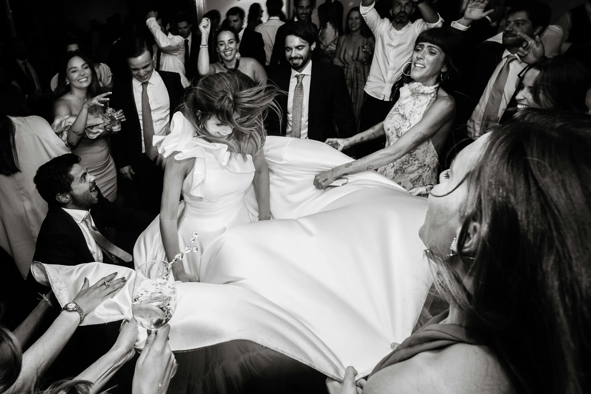 Une mariée portée par ses invités sur la piste de danse