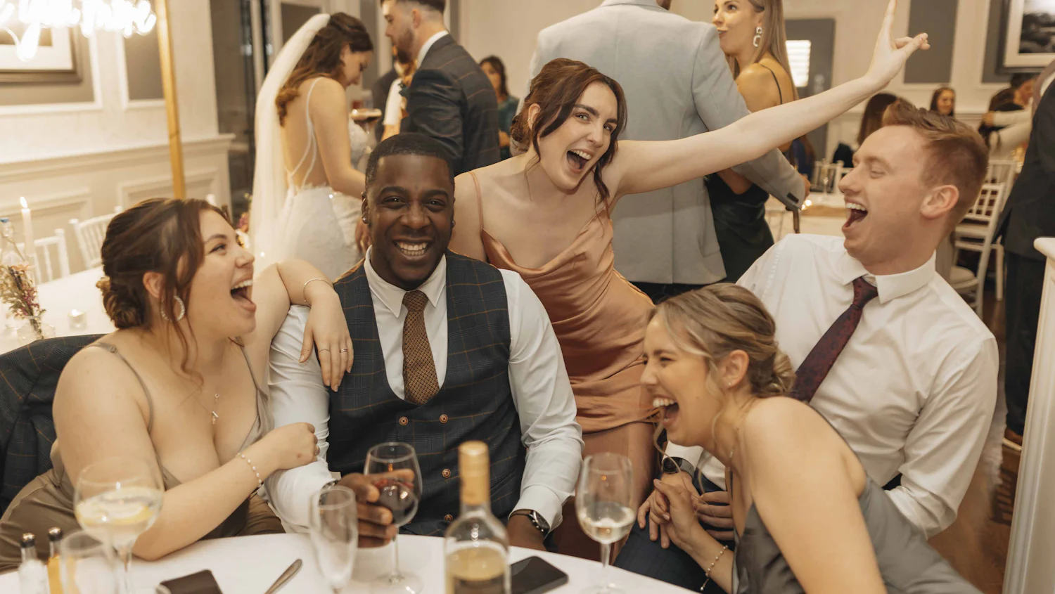 Une tablée d'invités de mariage en plein éclat de rire